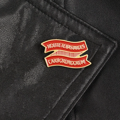 Kreative Rote Band Emaille Brosche Nolite Te Bastardes Carborundorum Buchstabe Legierung Pin Abzeichen Für Jacke Tasche Unisex Schmuck