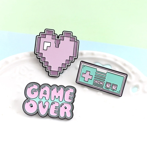 Collezione Spille Smaltate Retro Game Controller Pixel Heart Game Over Spilla in Lega per Zaino Abbigliamento Accessori Gioielli Unisex
