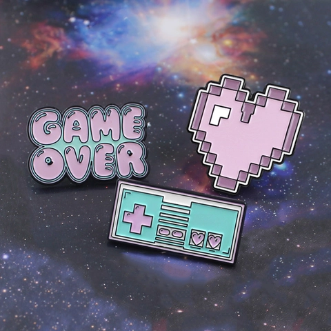 Collezione Spille Smaltate Retro Game Controller Pixel Heart Game Over Spilla in Lega per Zaino Abbigliamento Accessori Gioielli Unisex