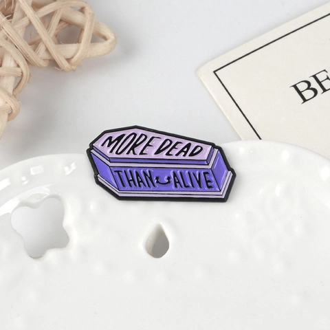 Kreative Lila Sarg Emaille Brosche Pin More Dead Than Alive Brief Legierung Abzeichen Gothic Schmuck Für Kleidung