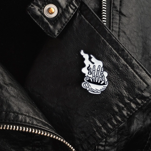 Kreative Skeletthand Kaffeetasse Emaille Pin Gothic Punk Totenkopf Hand Brosche Für Kleidung Rucksack Unisex Abzeichen Schmuck