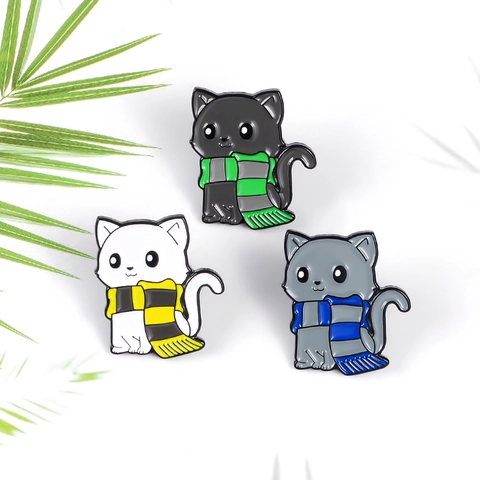 Simpatica Spilla in Smalto per Gatti dei Cartoni Animati Sciarpa a Righe Spilla Animale Distintivo in Olio di Goccia in Lega per Gioielli da Donna Zaino per Bambini