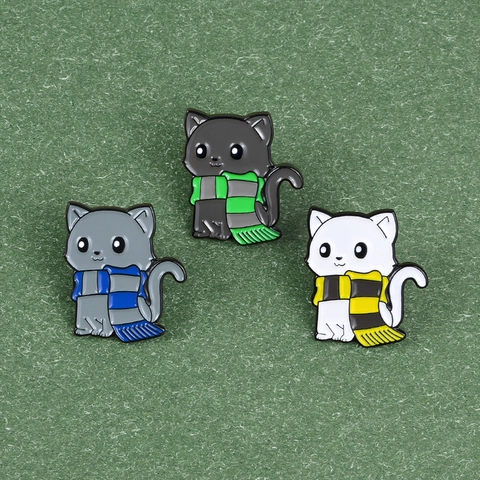 Simpatica Spilla in Smalto per Gatti dei Cartoni Animati Sciarpa a Righe Spilla Animale Distintivo in Olio di Goccia in Lega per Gioielli da Donna Zaino per Bambini