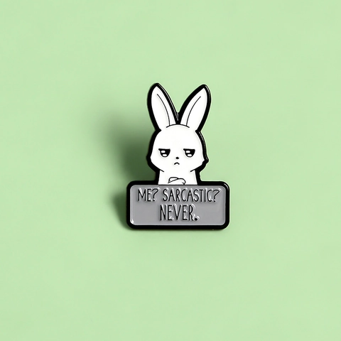 Pin de Esmalte de Conejo Blanco Sarcástico Expresión Malhumorada Broche de Conejito de Orejas Largas Insignia de Aleación con Letra ME SARCASTIC NEVER para Mujer Hombre Chaqueta de Mezclilla Mochila Accesorio