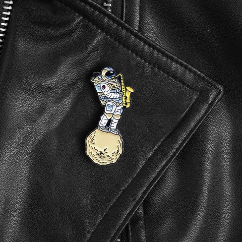 Kreativer Astronaut Spielt Saxophon Emaille Brosche Pin Legierung Weltraum Thema Mode Schmuck Kleidung Rucksack Deko