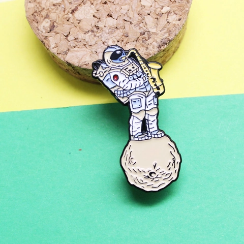 Kreativer Astronaut Spielt Saxophon Emaille Brosche Pin Legierung Weltraum Thema Mode Schmuck Kleidung Rucksack Deko