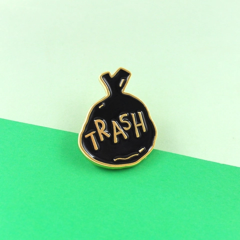 Spilla Creativa in Smalto a Sacco della Spazzatura Nera Divertente Scritta TRASH Distintivo in Lega per Vestiti Borse Accessorio Gioiello Regalo