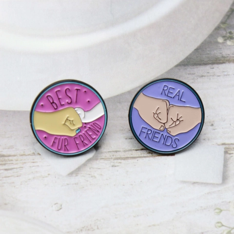 Ronde Emaille Fist Bump Broche Real Friends Best Fur Friend Legering Pin Badge Voor Kleding Rugzak Decoratie Sieraden