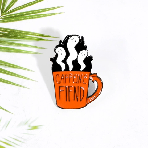 Broche en Émail Amusante Tasse de Café Caffeine Fiend Avec Motifs de Fantômes Badge en Alliage pour Accessoire Fête Halloween