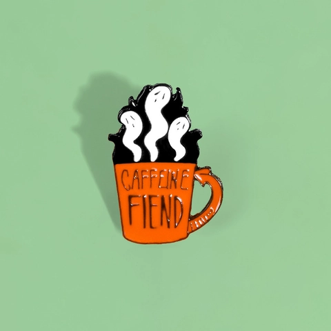 Broche en Émail Amusante Tasse de Café Caffeine Fiend Avec Motifs de Fantômes Badge en Alliage pour Accessoire Fête Halloween