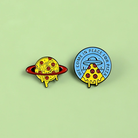 Épinglette en Émail Pizza Créative OVNI Vaisseau Spatial Et Saturne Planète Pizza Broches Pour Sacs À Dos Vêtements Bijoux