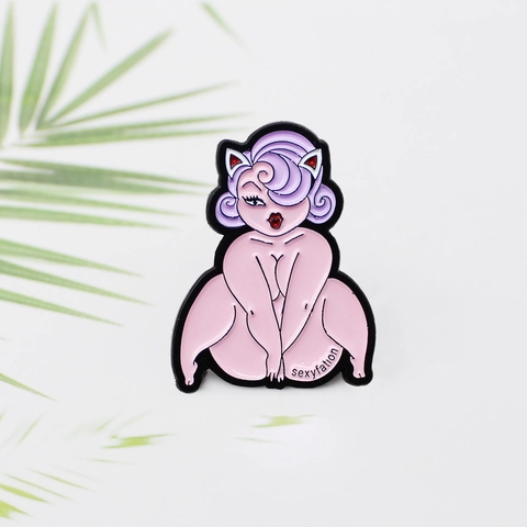 Cartoon Frau Emaille Brosche Pin Legierung Lila Haare Katzenohren Sexyfation Design Trendiges Abzeichen Kleidung Tasche Schmuck Geschenk