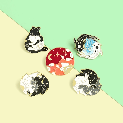 Spilla Creativa Yin Yang Animal Smalto Lega Distintivo Goccia d'Olio Koi Pesce Gatto Drago Volpe Coniglio Pins Gioielli Moda Orientale