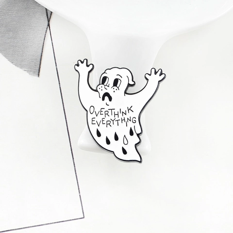 Spilla Creativa in Smalto di Lega a Forma di Fantasma Cartoon Con Motivo a Lettere Overthink Everything Badge per Abbigliamento Zaino Accessorio Moda