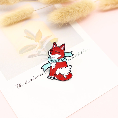 Cartoon Roter Fuchs Emaille Brosche Mit Blauem Schal Hooray Schriftzug Kreative Tier Anstecknadel Für Kleidung Taschen Unisex Schmuck