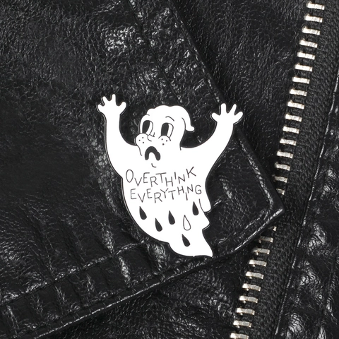 Spilla Creativa in Smalto di Lega a Forma di Fantasma Cartoon Con Motivo a Lettere Overthink Everything Badge per Abbigliamento Zaino Accessorio Moda