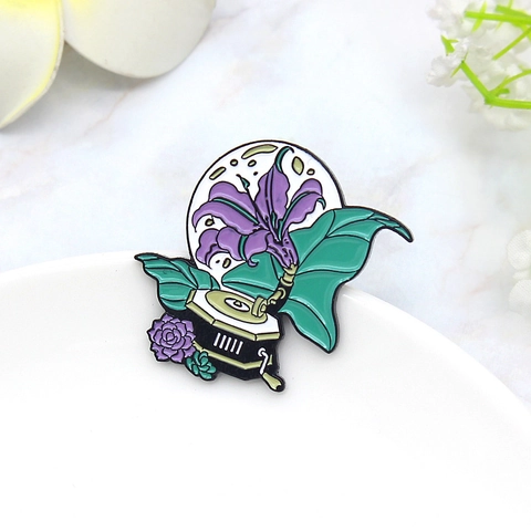 Vintage Legering Emaille Paarse Lelie Bloem Grammofoon Broche Badge Creatieve Retro Muziekinstrument Sieraden Pin Voor Vrouwen Accessoires