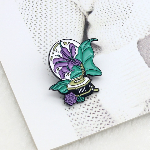 Vintage Legering Emaille Paarse Lelie Bloem Grammofoon Broche Badge Creatieve Retro Muziekinstrument Sieraden Pin Voor Vrouwen Accessoires