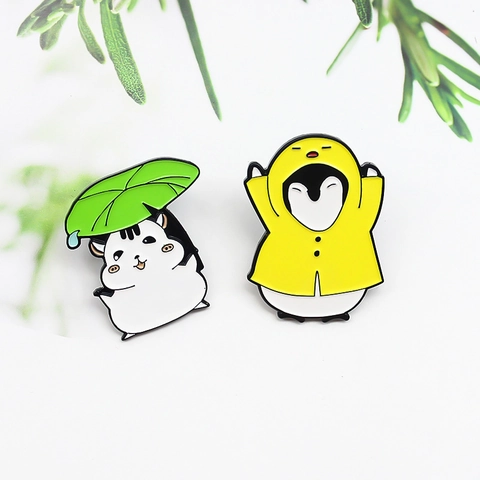Lindo Broche de Esmalte de Aleación de Animales de Dibujos Animados Pingüino en Impermeable Hámster Con Paraguas Hoja de Loto Pin de Insignia