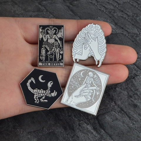 Gothische Emaille Brosche Pin Set Legierung Skelett Skorpion Teufel Tarot Design Geheimnisvolle Dunkle Stil Mode Schmuck Geschenk
