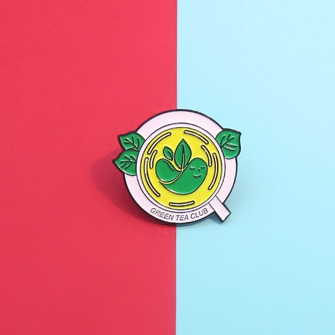 Épinglette en Émail Green Tea Club Mignonne Broche en Alliage Tasse à Thé Cartoon Badge Feuille Souriante pour Sac à Dos