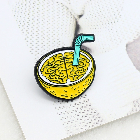 Spilla Smalto Creativa Lega Design Bevanda Cervello Giallo Con Cannuccia Per Vestiti Zaino Distintivo Divertente Gioielli Universali