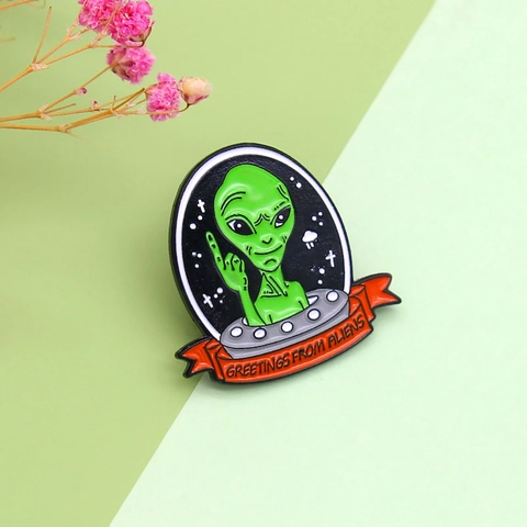 Divertido Broche de Aleación Esmaltado de Alienígena Verde en Nave Espacial Pin de Dibujos Animados para Mochila Ropa Sombrero Accesorios