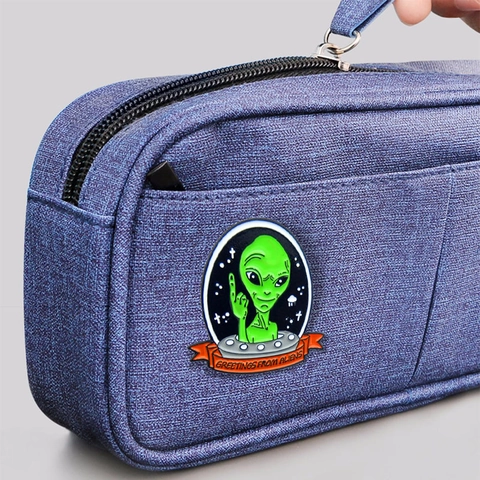 Divertido Broche de Aleación Esmaltado de Alienígena Verde en Nave Espacial Pin de Dibujos Animados para Mochila Ropa Sombrero Accesorios
