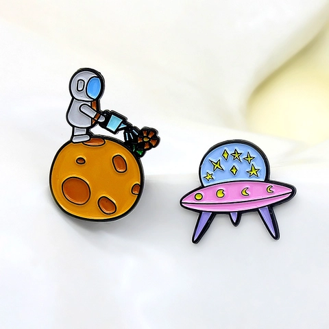 Cartoon Astronaut UFO Emaille Brosche Pin Legierung Weltraum Mond Stern Abzeichen Für Kleidung Rucksack Dekoration Schmuck