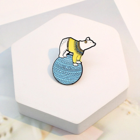 Broche en Émail de Dessin Animé Mignon Alliage de Zinc Ours Polaire En Pull Jaune Sur Balle Badge Pour Femmes Enfants