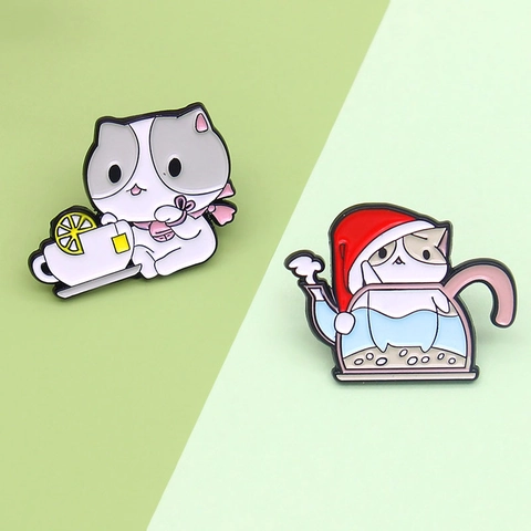 Spilla in Smalto a Forma di Gatto Cartone Animato Lega Gatto Divertente in Teiera e Tazza da Tè per Donna Bambini Gioielli