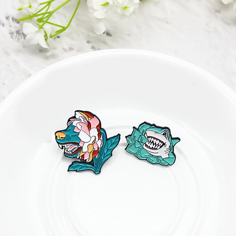 Spilla Surrealista Creativa a Forma di Squalo e Lupo in Fiore in Lega di Smalto Pin da Risvolto con Testa di Squalo e Lupo Gioielli