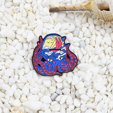 Kreative Ozean Oktopus Emaille Brosche Pin Cartoon Legierung Revers Pin Mit Roten Segel Sonnenuntergang Meer Szene Für Damen Herren
