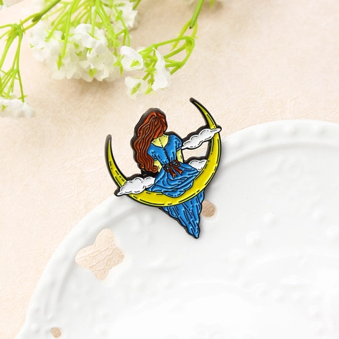 Cartoon Emaille Brosche Legierung Mädchen Auf Mond Und Wolken Blaues Kleid Rotes Haar Mode Schmuck Accessoire Für Damen