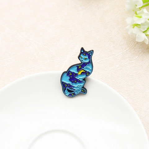 Broche en Émail d'Alliage de Chat de Ciel Étoilé Dessin Animé Lune Étoiles Nuage Badge Animal pour Vêtements Sac Femme Accessoires