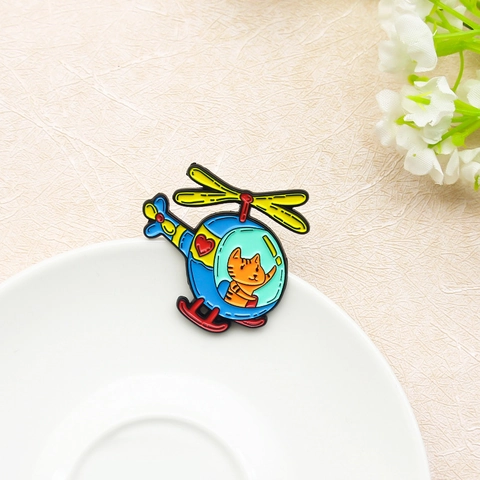 Lindo Broche De Esmalte De Gato De Dibujos Animados Volando En Helicóptero Insignia De Aleación Animal Patrón De Corazón Joyería