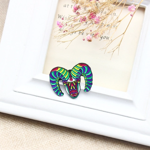 Spilla Creativa in Lega a Testa di Ariete a Strisce Colorate con Terzo Occhio Mistico Pin di Smalto Animale Gioielli di Moda