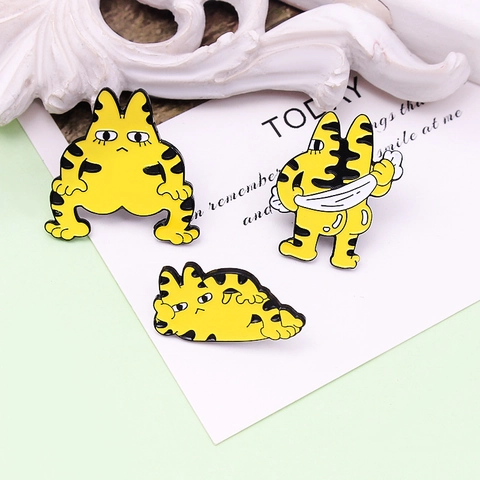 Spilla in Smalto per Gatti Divertente in Lega con Strisce di Tigre Gialla per Decorazione Zaino Abbigliamento Regalo Gioielli