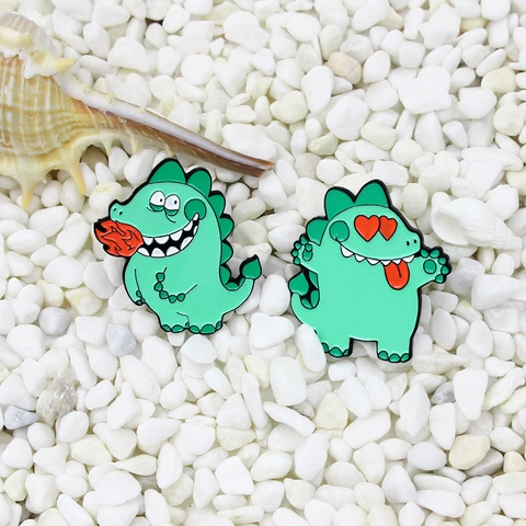Mignonne Broche en Émail de Dinosaure de Dessin Animé pour Enfants Femmes Vert Cracheur de Feu Yeux en Cœur Alliage Animal Épingle à Revers Bijoux Cadeau