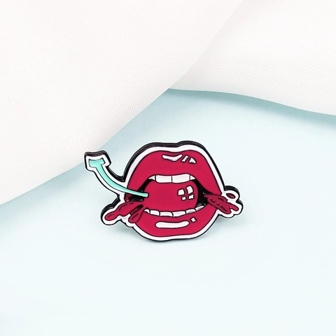 Broche en Alliage Émaillé Lèvres Rouges Sexy Mordant Une Cerise Badge Style Pop Art Pour Vêtements Sacs à Dos