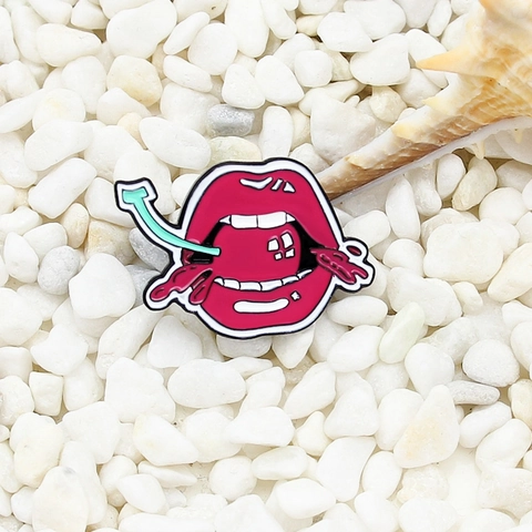 Broche en Alliage Émaillé Lèvres Rouges Sexy Mordant Une Cerise Badge Style Pop Art Pour Vêtements Sacs à Dos