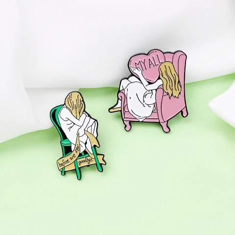 Artistieke Cartoon Emaille Broche Vrouwen Legering Metaal Meisje Op Sofa Hart Ontwerp Mode Rugzak Badge Sieraden Cadeau