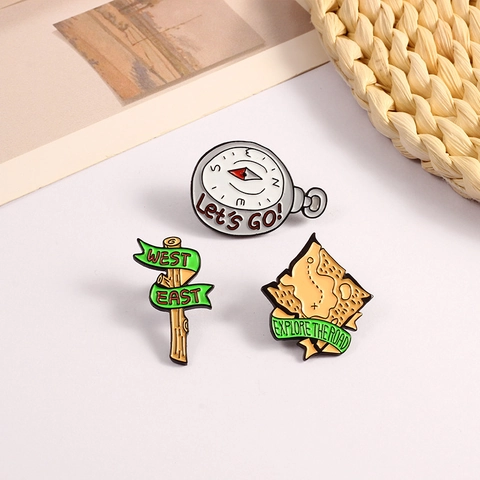 Lot de Broches en Émail Aventure Boussole Panneau Carte Badge en Alliage pour Sac à Dos Vêtements Cadeau Extérieur