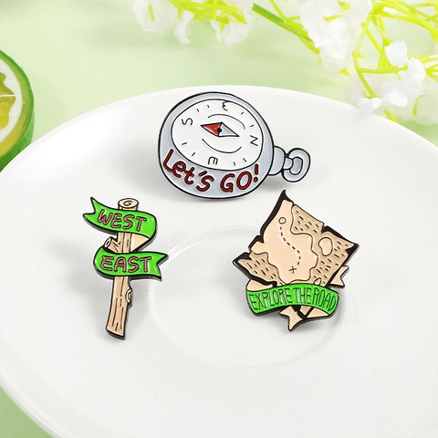 Lot de Broches en Émail Aventure Boussole Panneau Carte Badge en Alliage pour Sac à Dos Vêtements Cadeau Extérieur