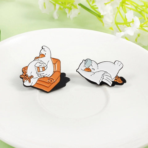 Simpatica Spilla a Forma di Oca Bianca in Smalto Cartone Animato Pin in Lega Animale Distintivo Divertente Lifestyle Mangiare Popcorn Dormire Pin Per Vestiti