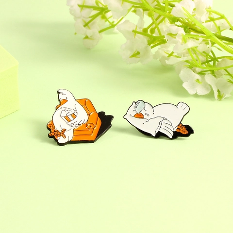Simpatica Spilla a Forma di Oca Bianca in Smalto Cartone Animato Pin in Lega Animale Distintivo Divertente Lifestyle Mangiare Popcorn Dormire Pin Per Vestiti