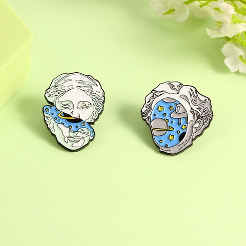 Spilla in Smalto Scultura Classica Surrealista Cielo Stellato Distintivo in Lega Personalizzato per Decorazione Abbigliamento Gioielli Donna Uomo
