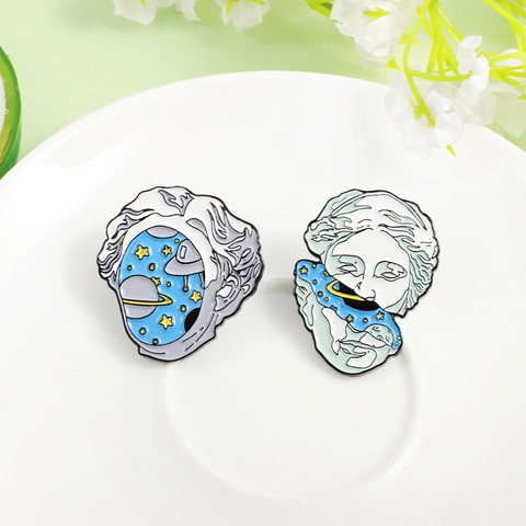 Spilla in Smalto Scultura Classica Surrealista Cielo Stellato Distintivo in Lega Personalizzato per Decorazione Abbigliamento Gioielli Donna Uomo