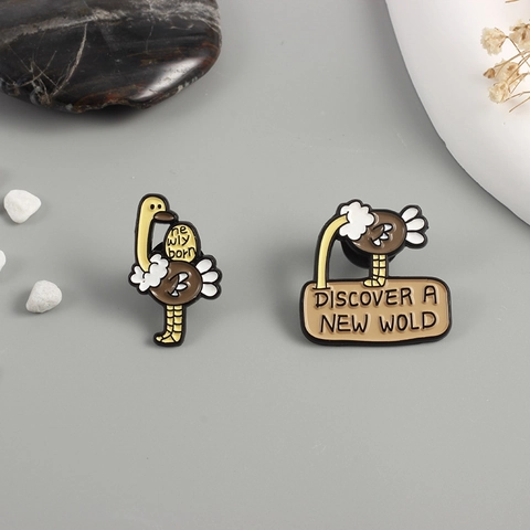 Spilla in Smalto Struzzo Cartone Animato Spilla in Lega Animale Distintivo Discover A New Wold Gioielli Decorativi per Uomo Donna