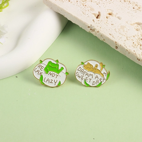 Simpatiche Spille in Lega di Animali Cartoni Animati Rana Gatto Slogan Lapel Pins per Zaino Gioielli per Abbigliamento